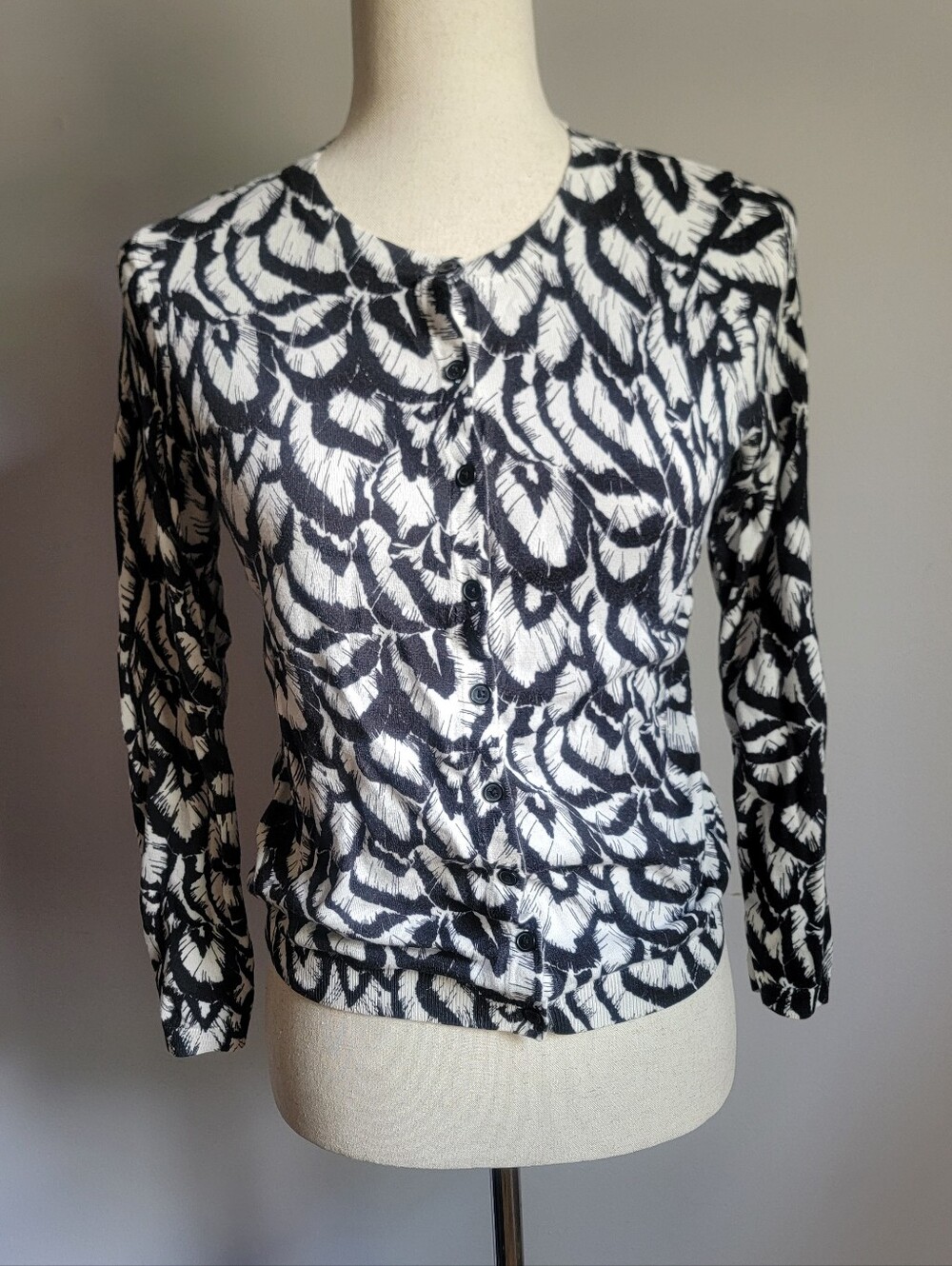 Talbots Black & White Feather Print Button Cardigan Medium Petite